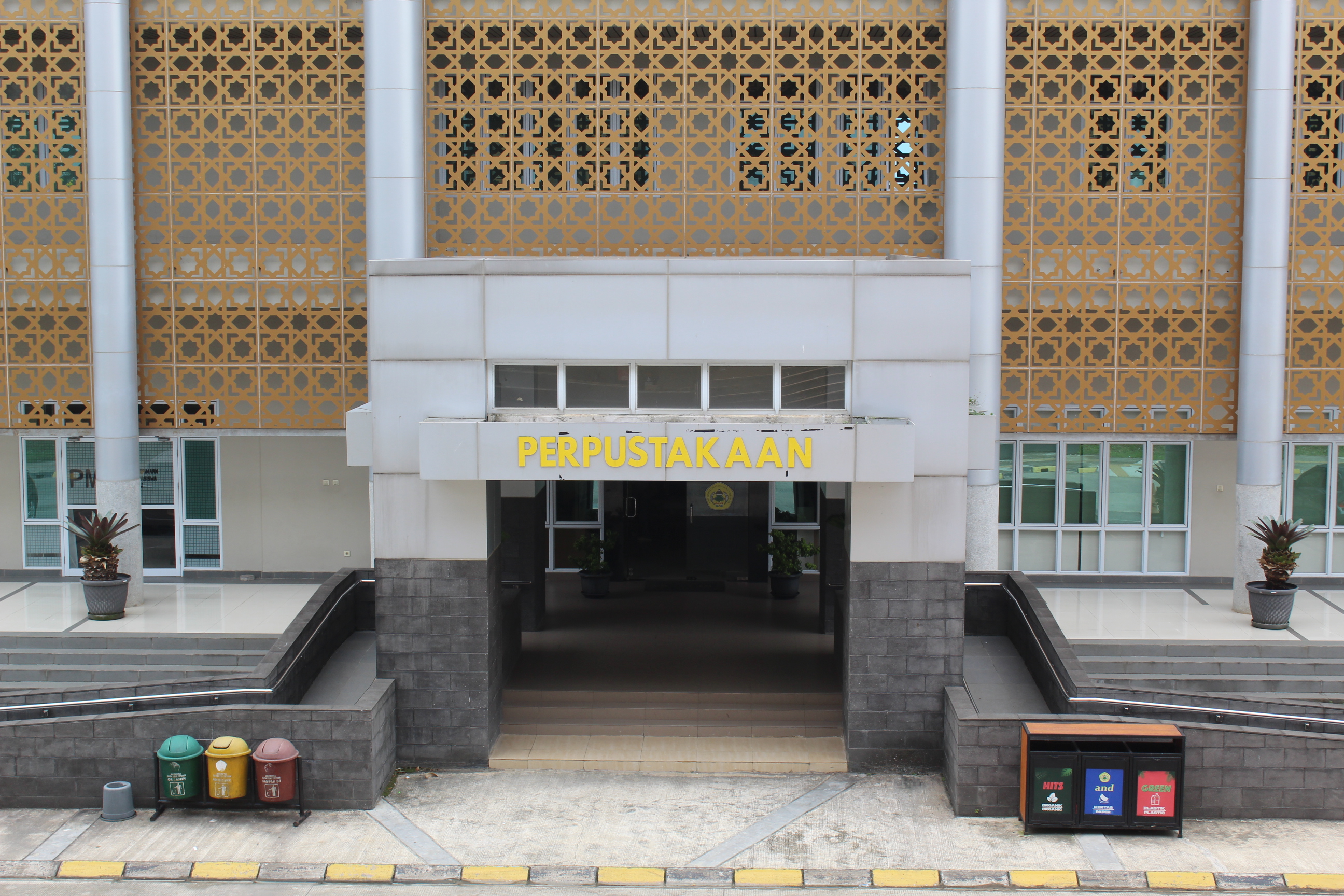 Gedung Perpustakaan dan Pusdainfo